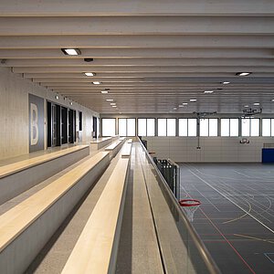 Sitzbank in der Sporthalle der Oscar Paret Schule